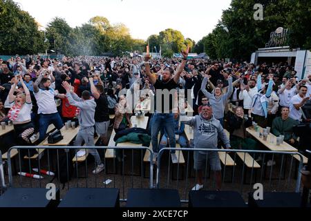 Central Park, Brighton, Großbritannien. Fans im Euro-Fan-Park, 4theFans, Central Park, Brighton im Serbien-gegen-England-Fan-Park Brighton 16. Juni 2024. Quelle: David Smith/Alamy Live News Stockfoto