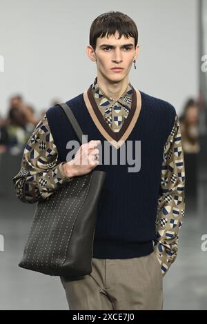 Mailand, Italien. Juni 2024. Fendi Fashion Show Catwalk auf der Milan Fashion Week Männer's Spring Summer 2025 in Mailand, Italien am 15. Juni 2024 (Foto: Laura Villani/SIPA USA) Credit: SIPA USA/Alamy Live News Stockfoto