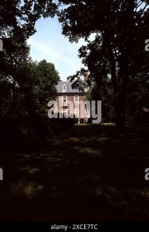 Charles City, VA. USA. 9/1993. Berkeley Plantation. Erbaut um 1726. Benjamin Harrison IV. Errichtete 1726 auf einem Hügel mit Blick auf den James River ein zweistöckiges Ziegelhaus im georgianischen Stil. Berkeley Plantation, eine der ersten Plantagen in Amerika, umfasst etwa 1.000 Acres (400 ha) am Ufer des James River an der State Route 5 im Charles City County, Virginia. Stockfoto