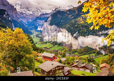 Lauterbrunnen, schweizerisches Tal von Wengen in der Herbstsaison mit farbenfrohen Laub in der Abenddämmerung. Stockfoto