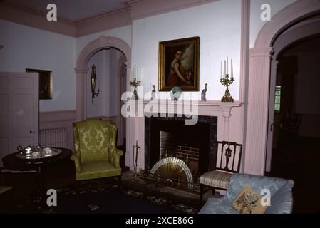 Charles City, VA. USA. 9/1993. Berkeley Plantation. Erbaut um 1726. Benjamin Harrison IV. Errichtete 1726 auf einem Hügel mit Blick auf den James River ein zweistöckiges Ziegelhaus im georgianischen Stil. Berkeley Plantation, eine der ersten Plantagen in Amerika, umfasst etwa 1.000 Acres (400 ha) am Ufer des James River an der State Route 5 im Charles City County, Virginia. Stockfoto