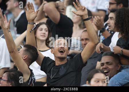 Sao Paulo, Brasilien. Juni 2024. SP - SAO PAULO - 06/16/2024 - BRAZILIAN A 2024, CORINTHIANS x SAO PAULO - Fans während eines Spiels zwischen Corinthians und Sao Paulo im Stadion Arena Corinthians für die brasilianische A 2024 Meisterschaft. Foto: Anderson Romao/AGIF Credit: AGIF/Alamy Live News Stockfoto