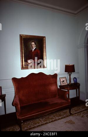 Charles City, VA. USA. 9/1993. Berkeley Plantation. Erbaut um 1726. Benjamin Harrison IV. Errichtete 1726 auf einem Hügel mit Blick auf den James River ein zweistöckiges Ziegelhaus im georgianischen Stil. Berkeley Plantation, eine der ersten Plantagen in Amerika, umfasst etwa 1.000 Acres (400 ha) am Ufer des James River an der State Route 5 im Charles City County, Virginia. Stockfoto