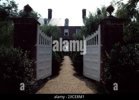 Charles City, VA. USA. 9/1993. Berkeley Plantation. Erbaut um 1726. Benjamin Harrison IV. Errichtete 1726 auf einem Hügel mit Blick auf den James River ein zweistöckiges Ziegelhaus im georgianischen Stil. Berkeley Plantation, eine der ersten Plantagen in Amerika, umfasst etwa 1.000 Acres (400 ha) am Ufer des James River an der State Route 5 im Charles City County, Virginia. Stockfoto