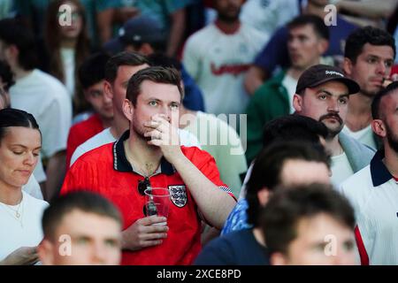 Fans im 4theFans Greenwich Fan Park in London sehen sich das Spiel der UEFA Euro 2024 Gruppe C zwischen Serbien und England an. Bilddatum: Sonntag, 16. Juni 2024. Stockfoto