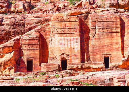 Wadi Musa, Jordanien: Fassaden alter Steinhäuser im antiken Petra, Jordanien. Mittelwert Stockfoto