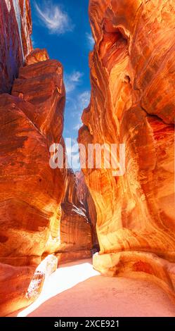 Siq-Schlucht, Wadi Musa, Jordanien: Berühmter Eingang durch die Siq-Schlucht zur historischen und archäologischen Stätte Petra, Wadi Musa. Naher Osten Stockfoto