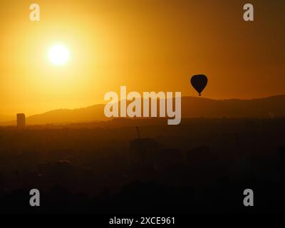 Heißluftballon bei Sonnenaufgang über Melbourne Stockfoto