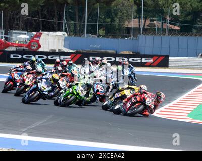 Ita. Juni 2024. Start Rennen 2 11 BULEGA Nicolo Ducati Panigale V4R, 29 IANNONE Andrea Ducati Panigale V4R, 22 LOWES Alex Kawasaki ZX-10RR, 54 RAZGATLIOGLU Toprak BMW M 1000 RR, 55 LOCATELLI Andrea Yamaha YZF R1, 01 BAUTISTA Alvaro Ducati Panigale V4R während der FIM Superbike Championship - italienische Runde Welt Superbikes Pirelli Emilia-Romagna Runde 14-16 Juli 2024 auf Misano Adriatico, Italien. (Foto: Fabio Averna/SIPA USA) Credit: SIPA USA/Alamy Live News Stockfoto