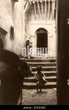 Foto aus dem Album der Reise nach Algerien der jüdischen Familie milanese Mitte der dreißiger Jahre. Insbesondere zeigt das Foto Momente des Lebens der Menschen, die in der Kasbah von Algeri leben. Stockfoto