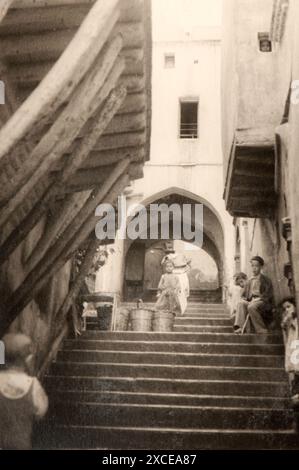 Foto aus dem Album der Reise nach Algerien der jüdischen Familie milanese Mitte der dreißiger Jahre. Insbesondere zeigt das Foto Momente des Lebens der Menschen, die in der Kasbah von Algeri leben. Stockfoto