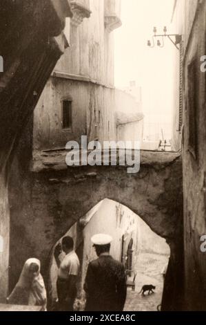 Foto aus dem Album der Reise nach Algerien der jüdischen Familie milanese Mitte der dreißiger Jahre. Insbesondere zeigt das Foto Momente des Lebens der Menschen, die in der Kasbah von Algeri leben. Stockfoto