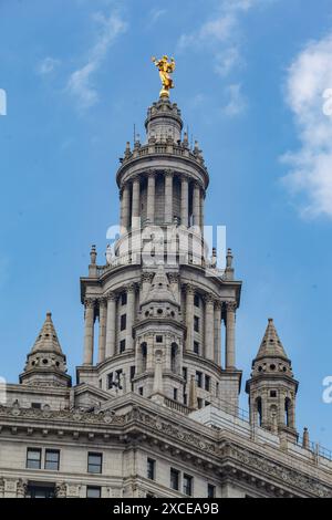 Detail der Spitze des Turms des Municipal Buidling in Downtown Manhattan, New York City Stockfoto