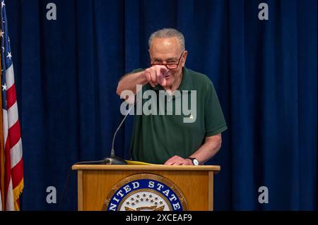 New York, Usa. Juni 2024. Der US-Senator Chuck Schumer (D-NY) gibt einen Plan für eine Senatswahl bekannt, um das Verbot von Bump Stock wieder herzustellen, nur wenige Tage nachdem der Oberste Gerichtshof ein Bundesverbot für Bump Stocks erlassen hatte, das vom ehemaligen US-Präsidenten Donald Trump in New York City eingeführt wurde. Quelle: SOPA Images Limited/Alamy Live News Stockfoto