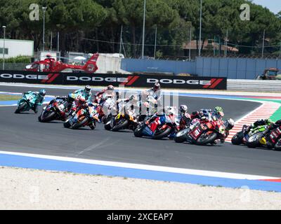 Ita. Juni 2024. Start Rennen 2 11 BULEGA Nicolo Ducati Panigale V4R, 29 IANNONE Andrea Ducati Panigale V4R, 22 LOWES Alex Kawasaki ZX-10RR, 54 RAZGATLIOGLU Toprak BMW M 1000 RR, 55 LOCATELLI Andrea Yamaha YZF R1, 01 BAUTISTA Alvaro Ducati Panigale V4R während der FIM Superbike Championship - italienische Runde Welt Superbikes Pirelli Emilia-Romagna Runde 14-16 Juli 2024 auf Misano Adriatico, Italien. (Foto: Fabio Averna/SIPA USA) Credit: SIPA USA/Alamy Live News Stockfoto