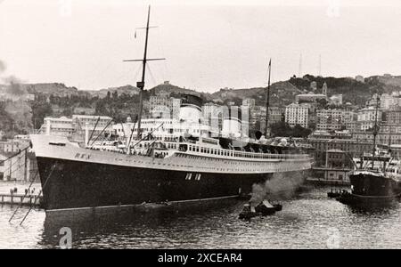 Foto aus dem Album der Reise von Italien nach Algerien und London der jüdischen Familie milanese Mitte der dreißiger Jahre. Das Foto zeigt insbesondere den berühmten italienischen Liner REX, der am Kai Genua (Genua) vertäut ist. Stockfoto