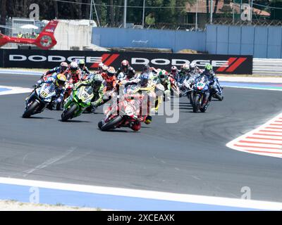 Ita. Juni 2024. Start Rennen 2 11 BULEGA Nicolo Ducati Panigale V4R, 29 IANNONE Andrea Ducati Panigale V4R, 22 LOWES Alex Kawasaki ZX-10RR, 54 RAZGATLIOGLU Toprak BMW M 1000 RR, 55 LOCATELLI Andrea Yamaha YZF R1, 01 BAUTISTA Alvaro Ducati Panigale V4R während der FIM Superbike Championship - italienische Runde Welt Superbikes Pirelli Emilia-Romagna Runde 14-16 Juli 2024 auf Misano Adriatico, Italien. (Foto: Fabio Averna/SIPA USA) Credit: SIPA USA/Alamy Live News Stockfoto