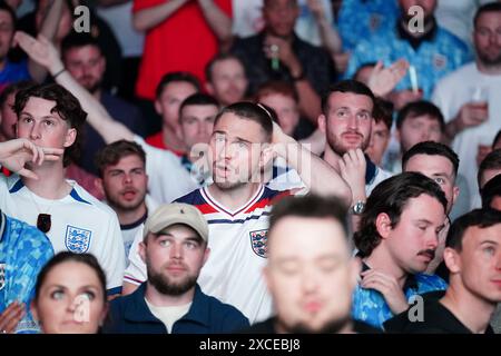 Fans im 4theFans Greenwich Fan Park in London sehen sich das Spiel der UEFA Euro 2024 Gruppe C zwischen Serbien und England an. Bilddatum: Sonntag, 16. Juni 2024. Stockfoto