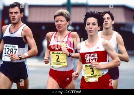 Joan Benoit #3 und Ingrid Kristiansen #2 beim Chicago Marathon 1985. Stockfoto