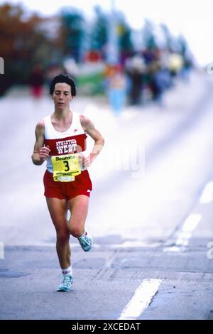 Joan Benoit trat beim Chicago Marathon 1985 bei 24 Meilen an Stockfoto