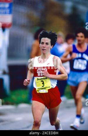 Joan Benoit trat beim Chicago Marathon 1985 bei 24 Meilen an Stockfoto