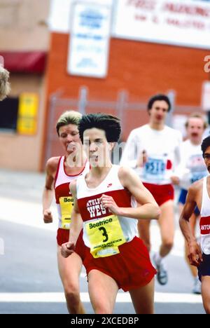 Joan Benoit #3 führt Ingrid Kristiansen #2 beim Chicago Marathon 1985 an. Stockfoto