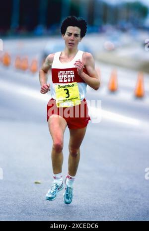 Joan Benoit trat beim Chicago Marathon 1985 bei 25 Meilen an Stockfoto