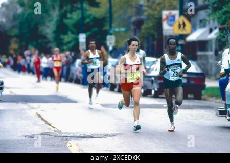 Joan Benoit trat beim Chicago Marathon 1985 bei 20 Meilen an Stockfoto