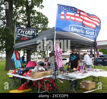 Racine, Wisconsin, USA. Juni 2024. Der mutmaßliche republikanische Präsidentschaftskandidat Donald J. Trump hat für Dienstag, den 18. Juni, eine Kundgebung in Racine, Wisconsin, geplant. Am Sonntag, den 16. Juni 2024, war ein Trumps Souvenirstand vor einer Tankstelle in Racine für Geschäfte geöffnet. (Kreditbild: © Mark Hertzberg/ZUMA Press Wire) NUR REDAKTIONELLE VERWENDUNG! Nicht für kommerzielle ZWECKE! Stockfoto