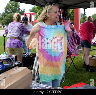 Racine, Wisconsin, USA. Juni 2024. Der mutmaßliche republikanische Präsidentschaftskandidat Donald J. Trump hat für Dienstag, den 18. Juni, eine Kundgebung in Racine, Wisconsin, geplant. Am Sonntag, den 16. Juni 2024, war ein Trumps Souvenirstand vor einer Tankstelle in Racine für Geschäfte geöffnet. DAWN und Doug VORWALD kaufen Waren von Angel und Rustie Shaske, die in Florida leben, und folgen der Trump-Kampagne, die Souvenirs verkauft. (Kreditbild: © Mark Hertzberg/ZUMA Press Wire) NUR REDAKTIONELLE VERWENDUNG! Nicht für kommerzielle ZWECKE! Stockfoto