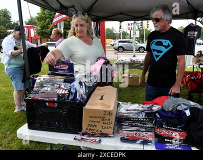 Racine, Wisconsin, USA. Juni 2024. Der mutmaßliche republikanische Präsidentschaftskandidat Donald J. Trump hat für Dienstag, den 18. Juni, eine Kundgebung in Racine, Wisconsin, geplant. Am Sonntag, den 16. Juni 2024, war ein Trumps Souvenirstand vor einer Tankstelle in Racine für Geschäfte geöffnet. DAWN und DOUG VORWALD kaufen Waren von Angel und Rustie Shaske, die in Florida leben, und folgen der Trump-Kampagne, die Souvenirs verkauft. (Kreditbild: © Mark Hertzberg/ZUMA Press Wire) NUR REDAKTIONELLE VERWENDUNG! Nicht für kommerzielle ZWECKE! Stockfoto