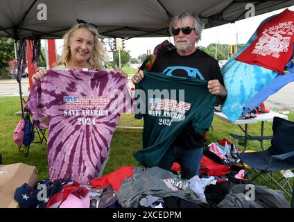 Racine, Wisconsin, USA. Juni 2024. Der mutmaßliche republikanische Präsidentschaftskandidat Donald J. Trump hat für Dienstag, den 18. Juni, eine Kundgebung in Racine, Wisconsin, geplant. Am Sonntag, den 16. Juni 2024, war ein Trumps Souvenirstand vor einer Tankstelle in Racine für Geschäfte geöffnet. DAWN und DOUG VORWALD kaufen Waren von Angel und Rustie Shaske, die in Florida leben, und folgen der Trump-Kampagne, die Souvenirs verkauft. (Kreditbild: © Mark Hertzberg/ZUMA Press Wire) NUR REDAKTIONELLE VERWENDUNG! Nicht für kommerzielle ZWECKE! Stockfoto