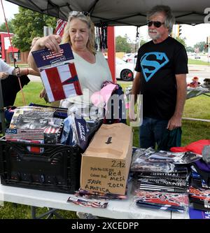 Racine, Wisconsin, USA. Juni 2024. Der mutmaßliche republikanische Präsidentschaftskandidat Donald J. Trump hat für Dienstag, den 18. Juni, eine Kundgebung in Racine, Wisconsin, geplant. Am Sonntag, den 16. Juni 2024, war ein Trumps Souvenirstand vor einer Tankstelle in Racine für Geschäfte geöffnet. DAWN und DOUG VORWALD kaufen Waren von Angel und Rustie Shaske, die in Florida leben, und folgen der Trump-Kampagne, die Souvenirs verkauft. (Kreditbild: © Mark Hertzberg/ZUMA Press Wire) NUR REDAKTIONELLE VERWENDUNG! Nicht für kommerzielle ZWECKE! Stockfoto