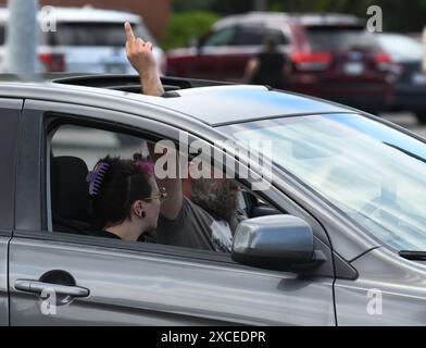 Racine, Wisconsin, USA. Juni 2024. Der mutmaßliche republikanische Präsidentschaftskandidat Donald J. Trump hat für Dienstag, den 18. Juni, eine Kundgebung in Racine, Wisconsin, geplant. Am Sonntag, den 16. Juni 2024, war ein Trumps Souvenirstand vor einer Tankstelle in Racine für Geschäfte geöffnet. (Kreditbild: © Mark Hertzberg/ZUMA Press Wire) NUR REDAKTIONELLE VERWENDUNG! Nicht für kommerzielle ZWECKE! Stockfoto