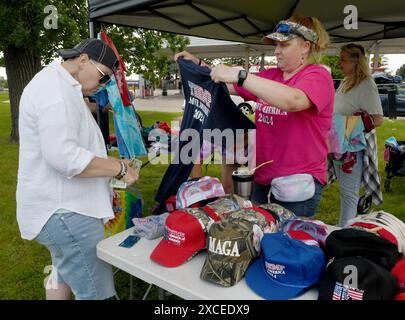 Racine, Wisconsin, USA. Juni 2024. Der mutmaßliche republikanische Präsidentschaftskandidat Donald J. Trump hat für Dienstag, den 18. Juni, eine Kundgebung in Racine, Wisconsin, geplant. Am Sonntag, den 16. Juni 2024, war ein Trumps Souvenirstand vor einer Tankstelle in Racine für Geschäfte geöffnet. SUSAN WHITEHEAD kauft Waren von ANGEL SHASKE, der in Florida lebt, und verfolgt die Trump-Kampagne, die Souvenirs verkauft. (Kreditbild: © Mark Hertzberg/ZUMA Press Wire) NUR REDAKTIONELLE VERWENDUNG! Nicht für kommerzielle ZWECKE! Stockfoto