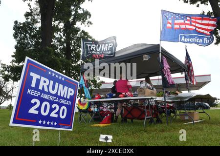 Racine, Wisconsin, USA. Juni 2024. Der mutmaßliche republikanische Präsidentschaftskandidat Donald J. Trump hat für Dienstag, den 18. Juni, eine Kundgebung in Racine, Wisconsin, geplant. Am Sonntag, den 16. Juni 2024, war ein Trumps Souvenirstand vor einer Tankstelle in Racine für Geschäfte geöffnet. (Kreditbild: © Mark Hertzberg/ZUMA Press Wire) NUR REDAKTIONELLE VERWENDUNG! Nicht für kommerzielle ZWECKE! Stockfoto