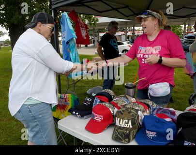 Racine, Wisconsin, USA. Juni 2024. Der mutmaßliche republikanische Präsidentschaftskandidat Donald J. Trump hat für Dienstag, den 18. Juni, eine Kundgebung in Racine, Wisconsin, geplant. Am Sonntag, den 16. Juni 2024, war ein Trumps Souvenirstand vor einer Tankstelle in Racine für Geschäfte geöffnet. SUSAN WHITEHEAD kauft Merchandise von RUSTIE SHASKE, die in Florida lebt, und verfolgt die Trump-Kampagne, die Souvenirs verkauft. (Kreditbild: © Mark Hertzberg/ZUMA Press Wire) NUR REDAKTIONELLE VERWENDUNG! Nicht für kommerzielle ZWECKE! Stockfoto