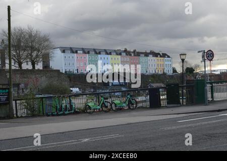 Farbenfrohe Houses of Redcliffe Parade in der Nähe von Bristol Harbour, England, Großbritannien. Februar 2024. Stockfoto