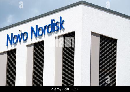 Novo Nordisk Werbelogo auf dem Fassadengebäude, dänischer Pharmakonzern Novo Nordisk AS, Produktion innovativer Medikamente, Adipositasbehandlung Stockfoto