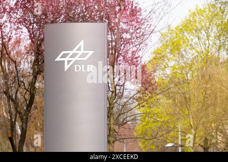 Firmenbanner Aerospace Center Front-Office-Gebäude, DLR-Logo, Deutsches Forschungszentrum für Luft- und Raumfahrt und Entwicklung in Luftfahrttechnologien, Spac Stockfoto