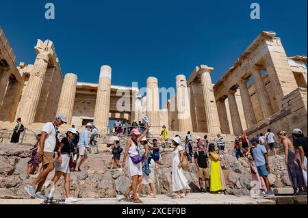 20.05.2024, xovx, Reise, Architektur, Athen - Griechenland Blick auf den Eingang zur Festungs- und Tempelanlage der Akropolis von Athen, in der Hauptsatdt Griechenlands. Der Begriff Akropolis Oberstadt, auch Akropole genannt, bezeichnet im ursprünglichen Sinn den zu einer antiken griechischen Stadt gehörenden Burgberg bzw. die Wehranlage, die zumeist auf der höchsten Erhebung nahe der Stadt erbaut wurde. Die Akropolis von Athen ist die bekannteste der Welt. Athen Akropolis Athen Griechenland *** 20 05 2024, xovx, Reisen, Architektur, Athen Griechenland Blick auf den Eingang zum Fortre Stockfoto