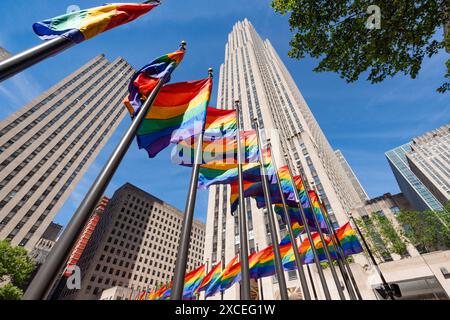 Rockefeller Center mit der Installation von Regenbogenfarbenen Flaggen zum LGBTQ+ Pride Month. Midtown Manhattan, New York City Stockfoto