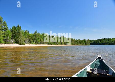 La Mauricie Nationalpark Caribou See. Der perfekte Tag, um mit dem Kanu auszugehen. Blauer Himmel und Sandstrand Stockfoto