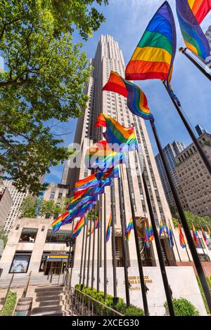 Rockefeller Center mit der Installation von Regenbogenfarbenen Flaggen zum LGBTQ+ Pride Month. Midtown Manhattan, New York City Stockfoto