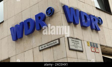 Der Schriftzug WDR, Abkürzung für Westdeutschen Rundfunk, hängt am Funkhaus Wallrafplatz des Senders. Köln Nordrhein-Westfalen *** der Schriftzug WDR, Abkürzung für Westdeutscher Rundfunk, hängt auf dem Wallrafplatz des Kölner Nordrhein-Westfalen Stockfoto