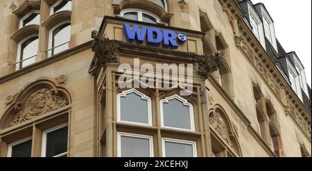 Der Schriftzug WDR, Abkürzung für Westdeutschen Rundfunk, hängte an einem Gebäude in der Kölner Innenstadt. Köln Nordrhein-Westfalen *** der Schriftzug WDR, Abkürzung für Westdeutscher Rundfunk, hängt an einem Gebäude im Zentrum von Köln, Nordrhein-Westfalen Stockfoto