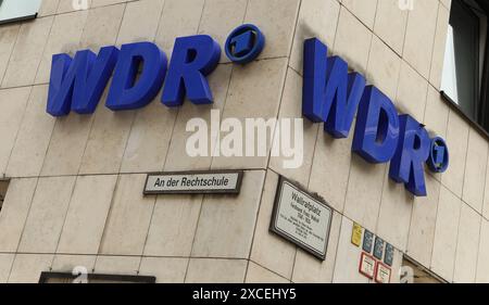 Der Schriftzug WDR, Abkürzung für Westdeutschen Rundfunk, hängt am Funkhaus Wallrafplatz des Senders. Köln Nordrhein-Westfalen *** der Schriftzug WDR, Abkürzung für Westdeutscher Rundfunk, hängt auf dem Wallrafplatz des Kölner Nordrhein-Westfalen Stockfoto