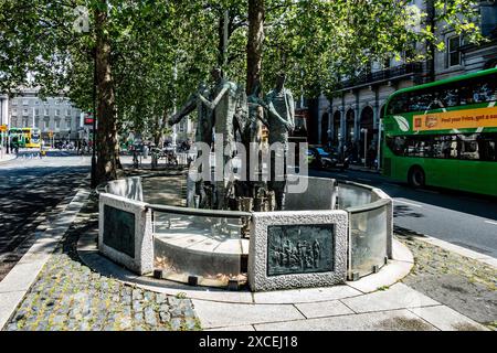 Vier Bronzestatuen, die die irische Hungersnot darstellen, Dame Street, Dublin, Irland. Bildhauer Edward Delaney. Stockfoto