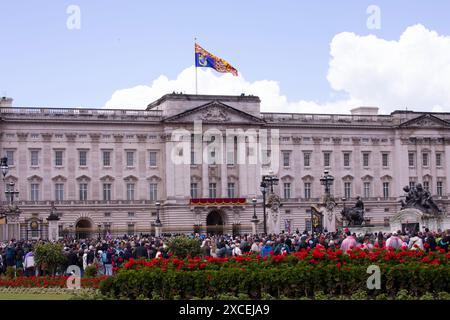 Im Buckingham Palace treffen sich Menschenmassen auf König Karl III. Und die Royal Family Trooping the Colour Color London 2024 Stockfoto