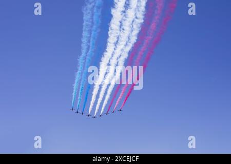 Red Arrows RAF Aerial Formation Display Team verlassen Red White and Blue Vapour Trail Flypast Buckingham Palace Trooping the Colour Color London 2024 Stockfoto